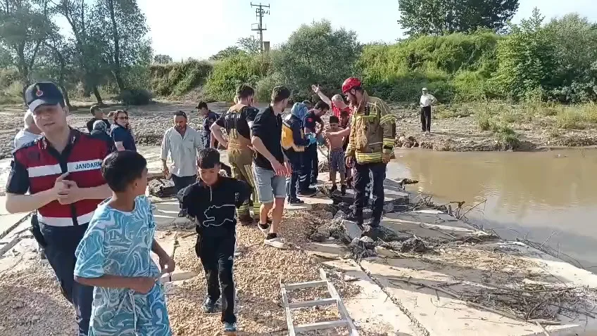 İnegöl’de Derede Mahsur Kalan 11 Yaşındaki Çocuk Kurtarıldı