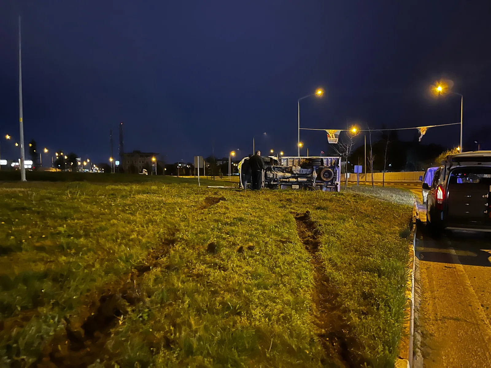 İnegöl'de kamyonet devrildi; 2 yaralı