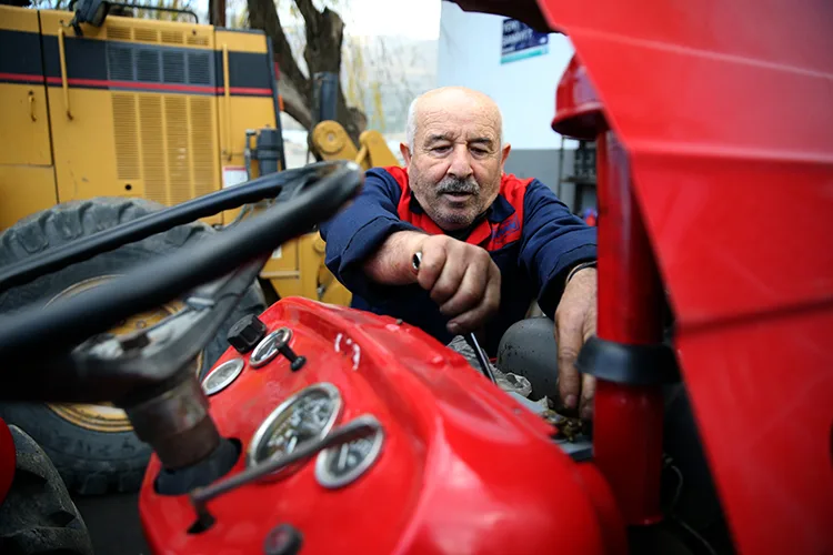 Traktör ustası mesleğini 56 yıldır titizlikle yapıyor