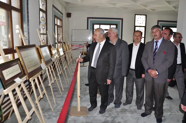 Hüsnü hat eserleri Konukoğlu caminde