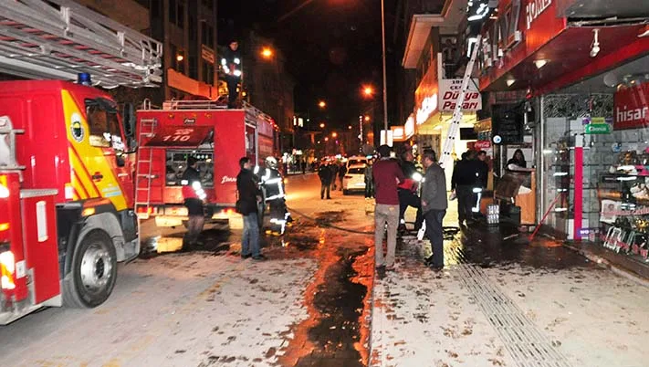 Yangında 3 iş yeri zarar gördü