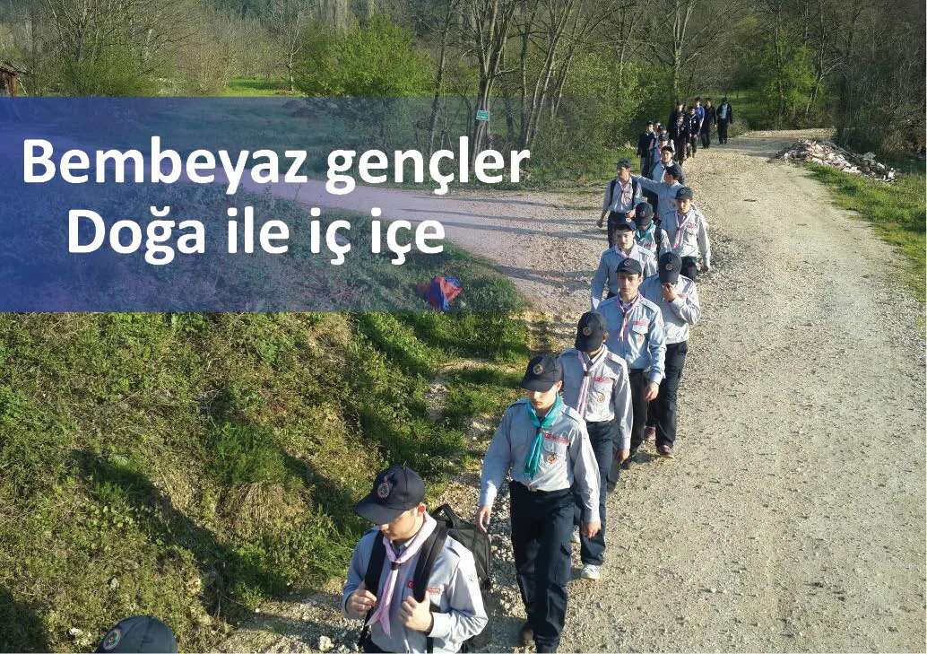 Bembeyaz gençler doğa ile iç içe