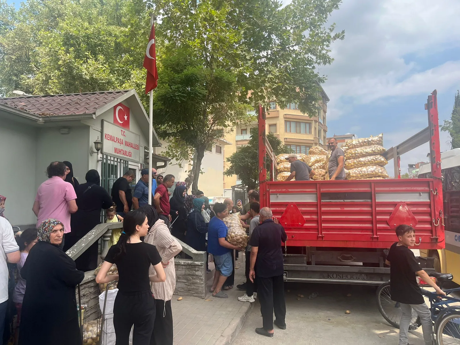 İnegöl'de gizemli hayırseverden ücretsiz patates dağıtımı