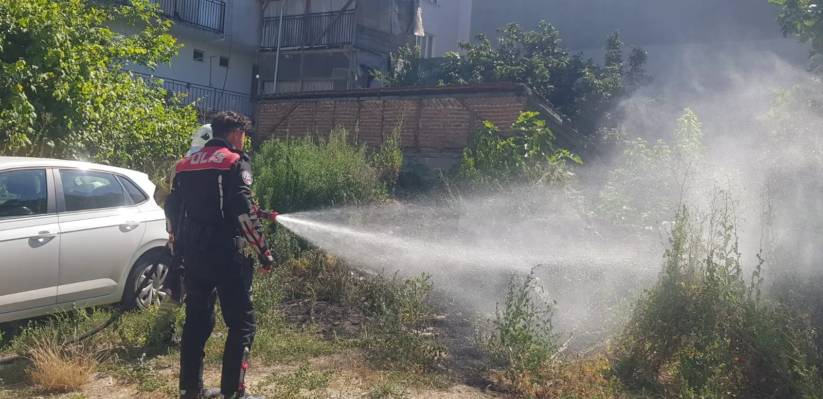 Yeşil alanda alev aldı