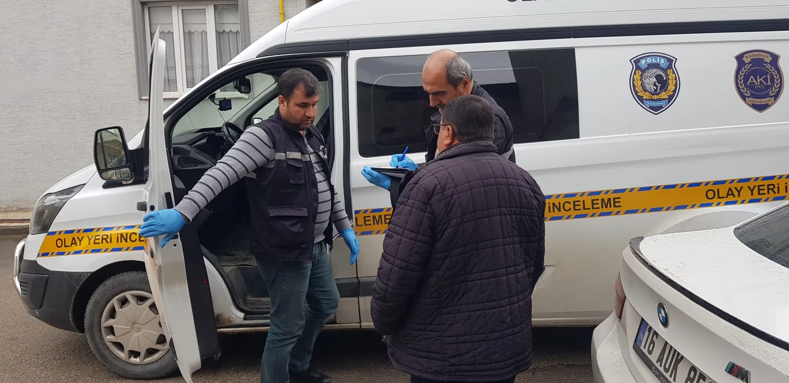 İnegöl’de film gibi olay; hırsızlık için girdiği araçta mahsur kaldı
