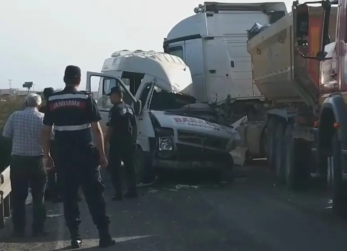 Tır ile servis minibüsünün çarpışması sonucu 3 kişi öldü, 8 kişi yaralandı
