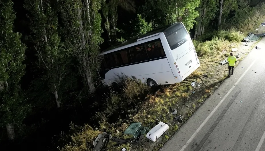 Ters Şeride Giren Otomobil Servis Aracıyla Çarpıştı: 8 Yaralı