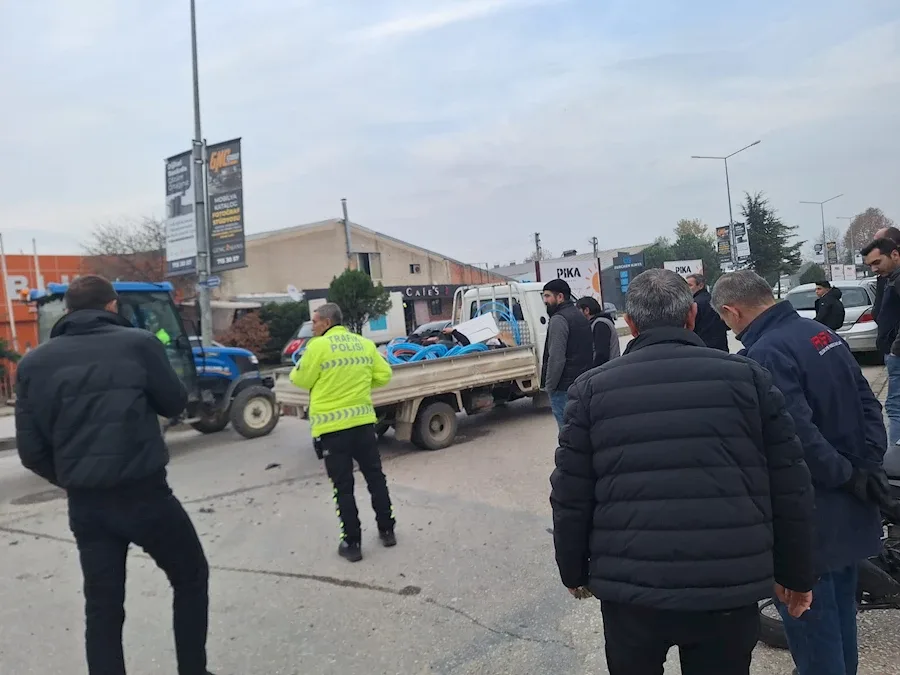 Çarptığı kamyonetin kasasına uçtu