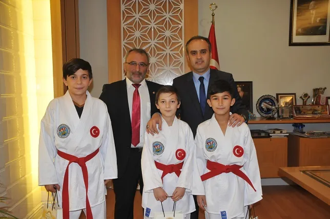 Madalyalar Girne'den hediyeler Aktaş'tan