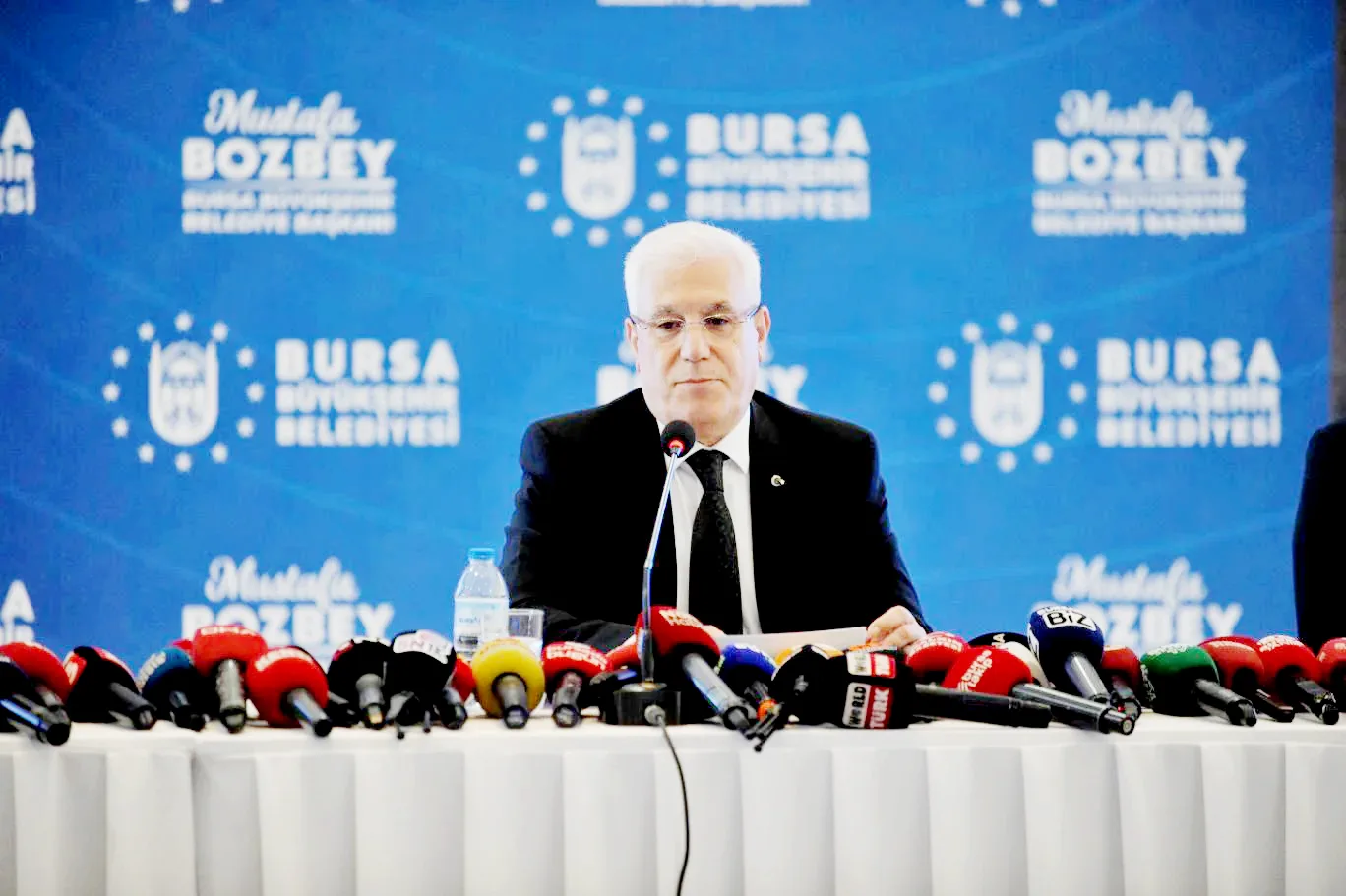 Bozbey, kendisini satış danışmanı olarak göstermiş