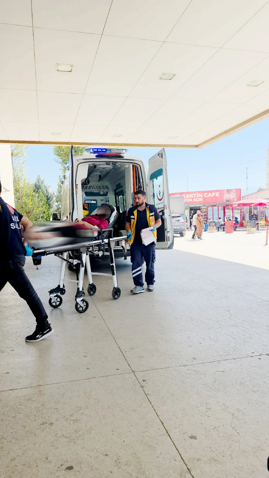 Üzerine kızgın yağ döküldü