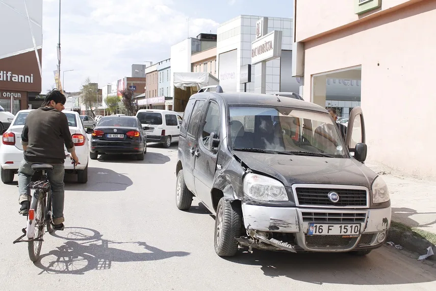 Kornadan korkunca kaza yaptılar