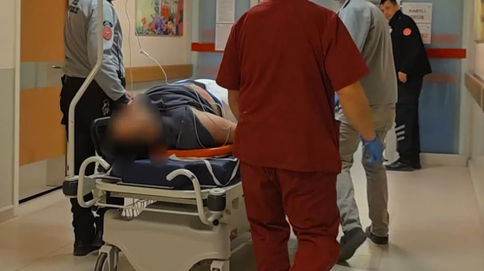 Cami önünde kan döküldü