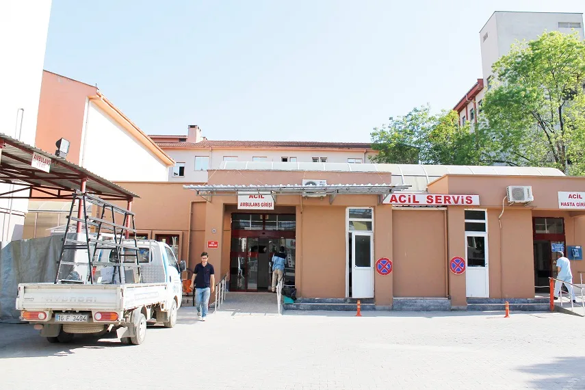 Çocuk gelin acil servis önünde doğum yaptı