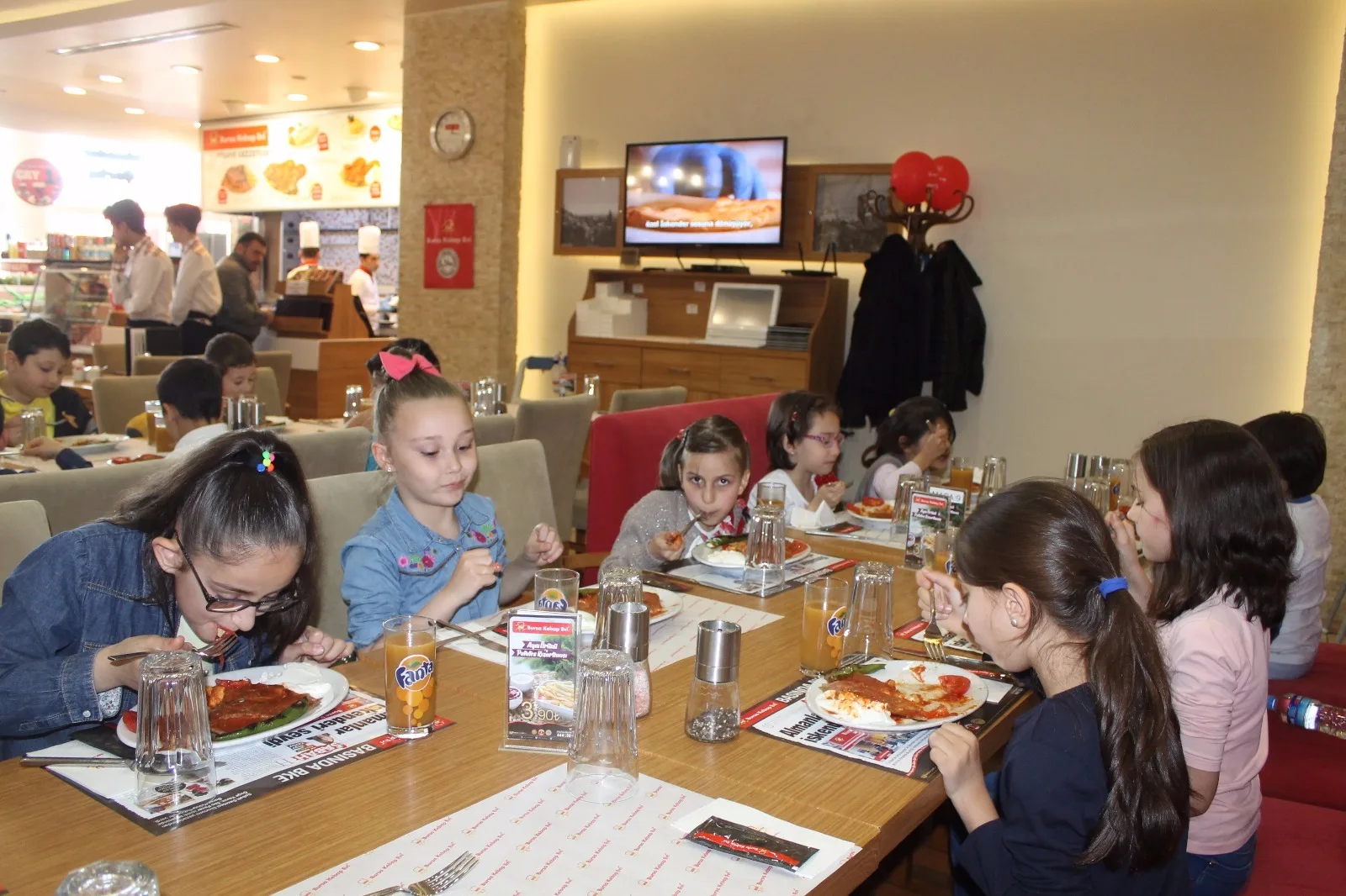 Okuyan sınıf birincileri yemekte buluştu