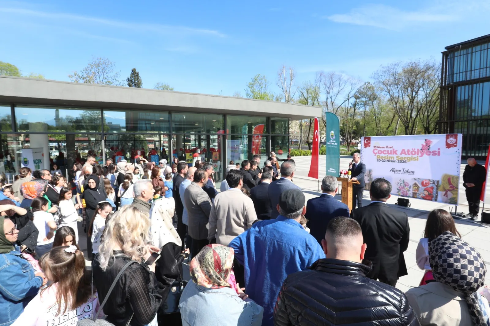İnegöl’ün küçük sanatçılarının eserleri 23 Nisan özel sergisinde görücüye çıktı