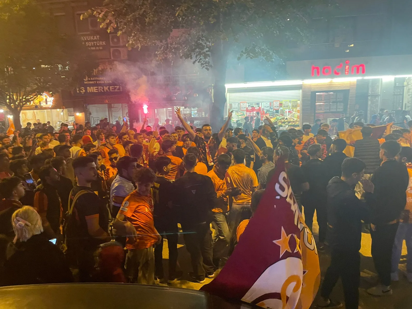 Galatasaraylılar sokaklara akın etti