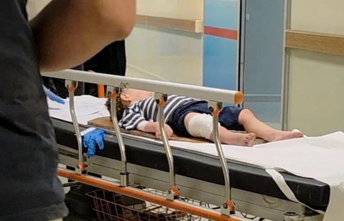 Çatıdan düşen 2 yaşındaki çocuk, yaşam savaşı veriyor