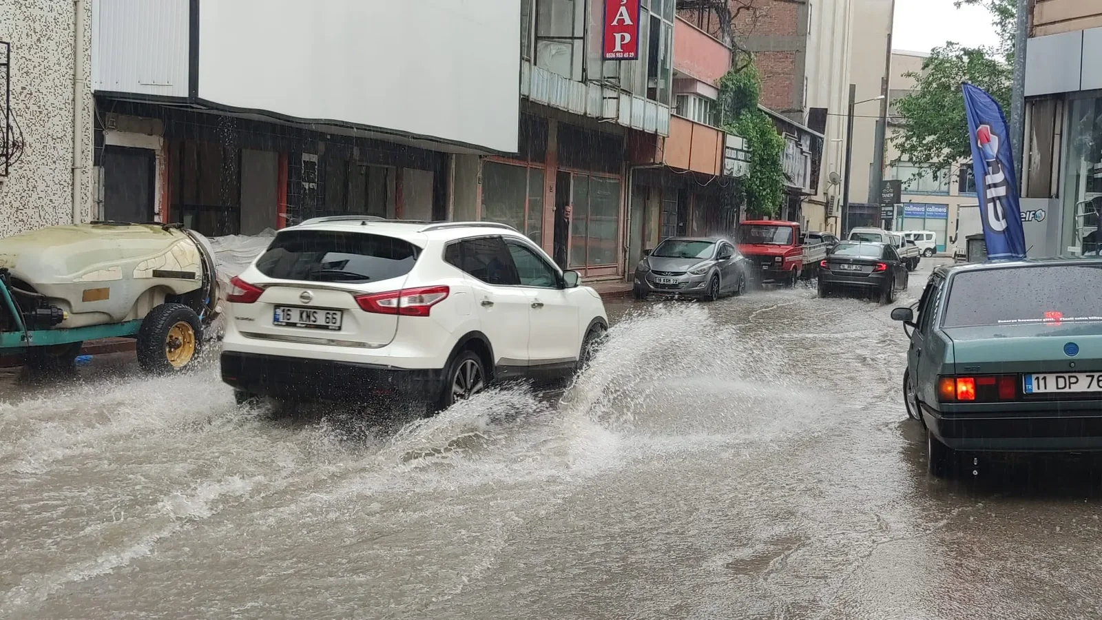 İnegöl'de aniden başlayan sağanak yağış, ulaşımı olumsuz etkiledi