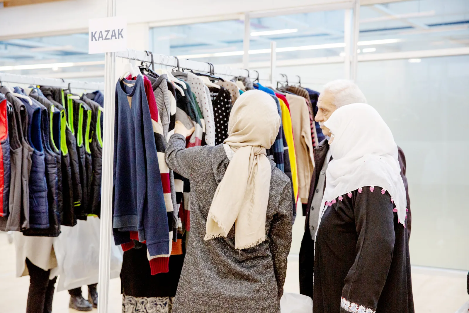Depremzedeler için mağaza kuruldu, ücretsiz alacaklar