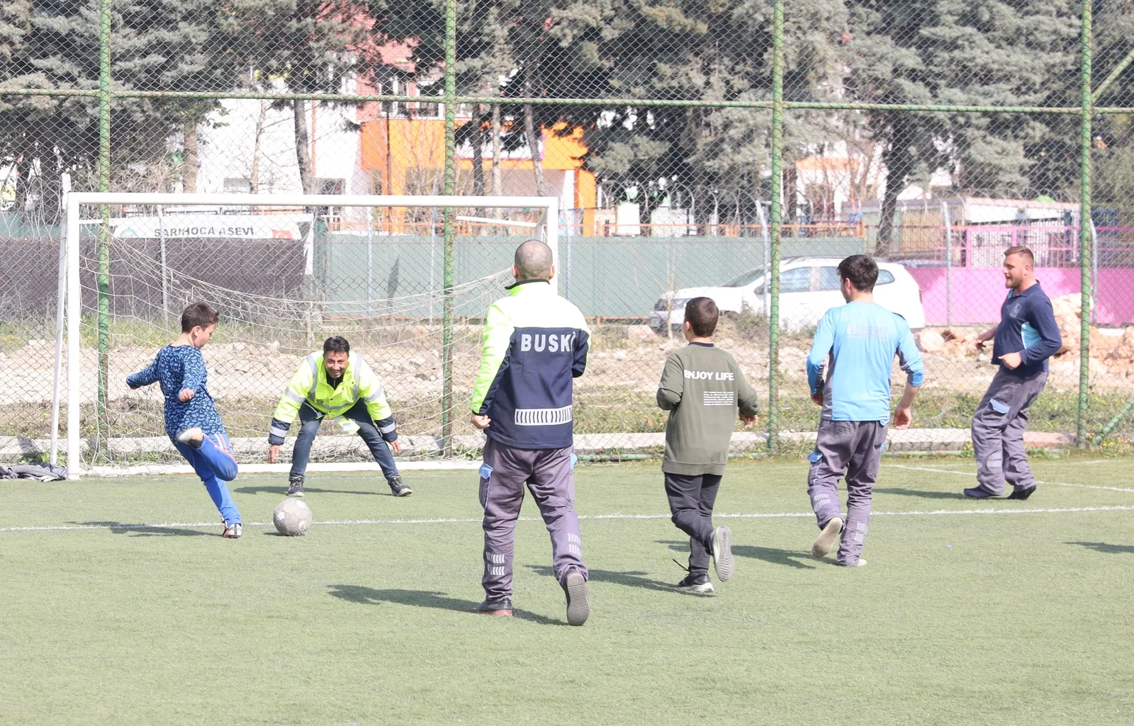 Depremzede çocuklarla moral maçı