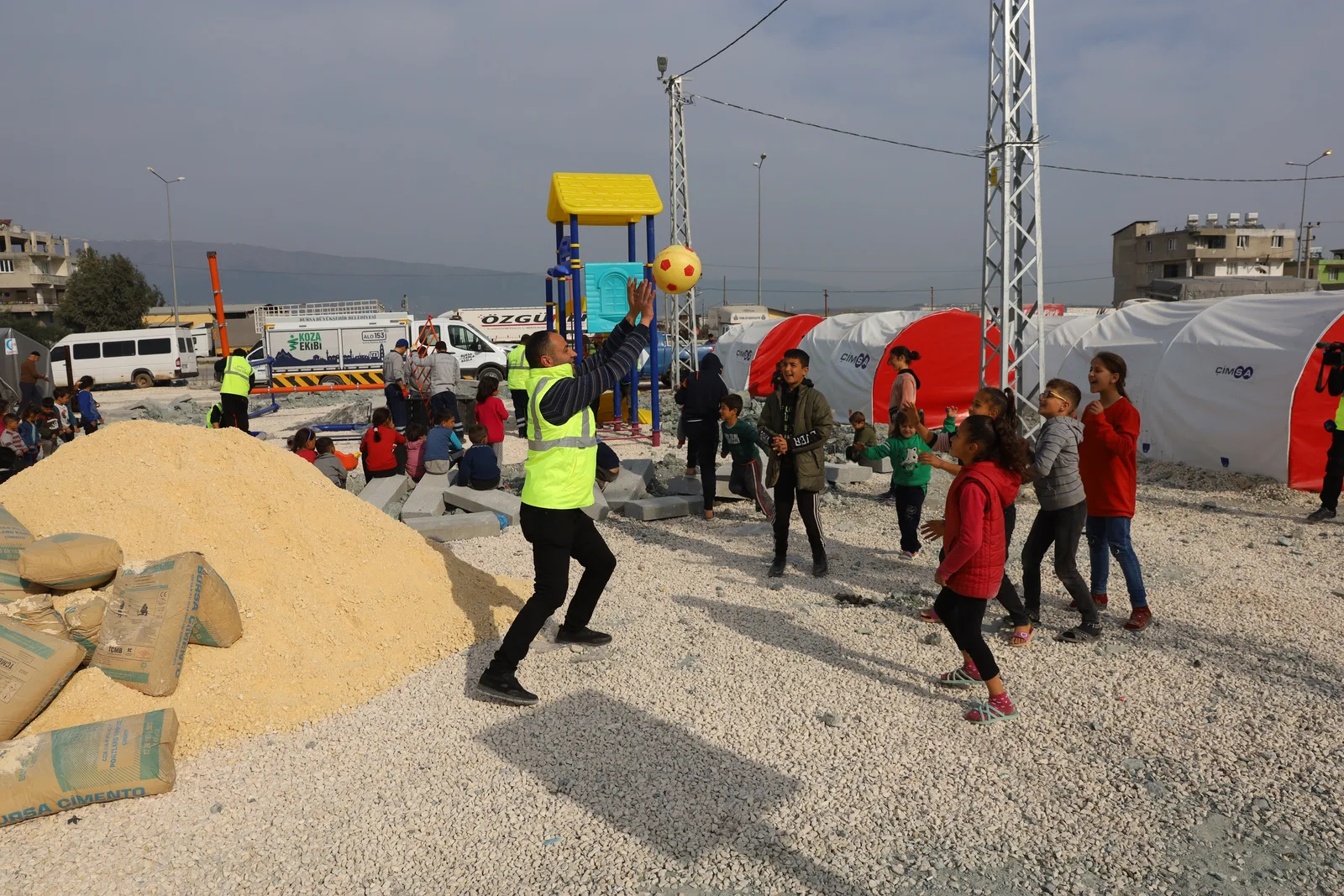 Büyükşehir’den depremzede çocuklara oyun parkı