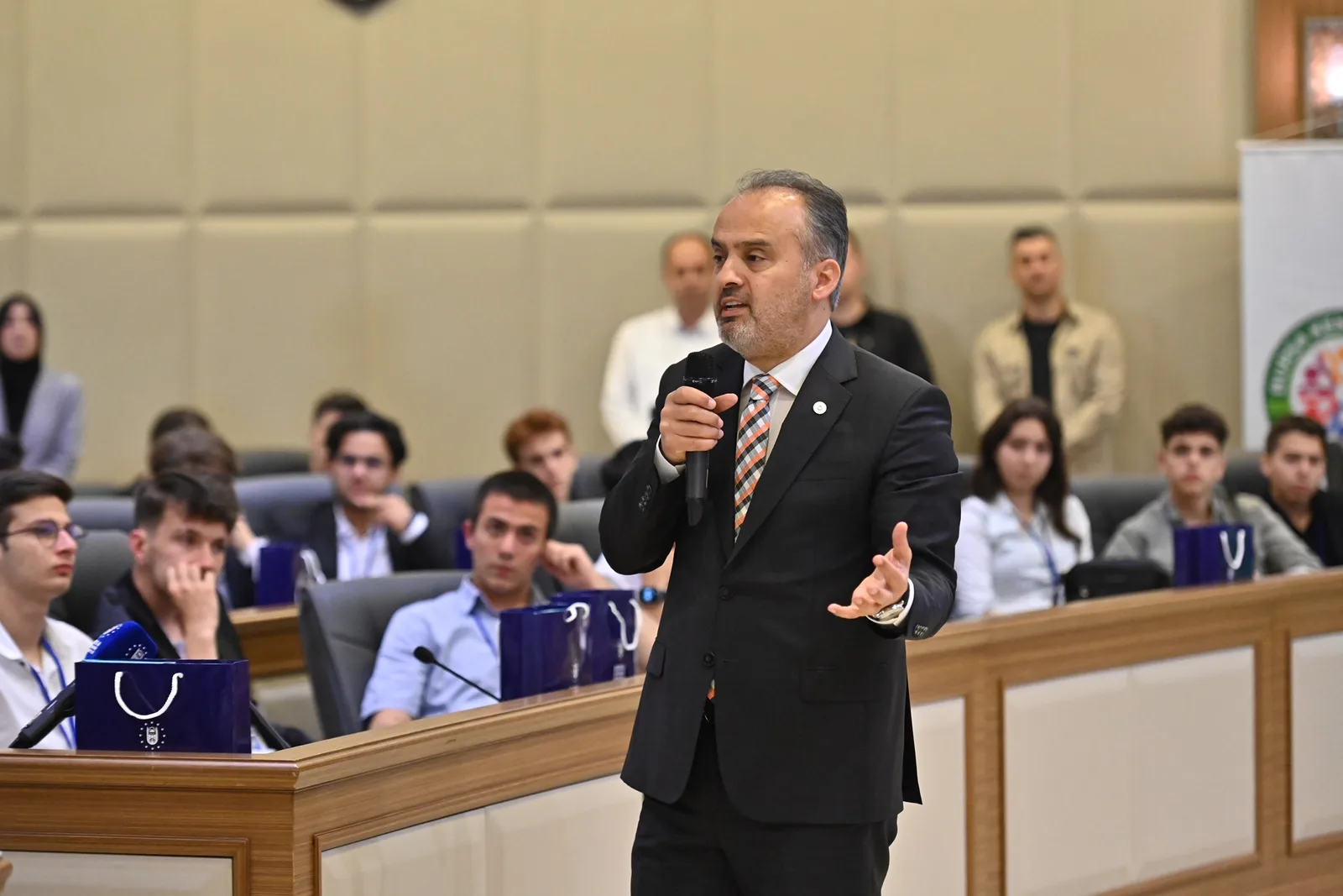 Yerel ve ulusal sorunlara genç bakış