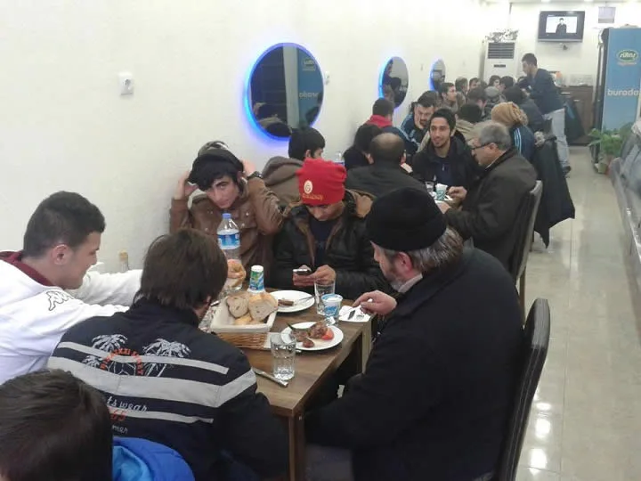 Farklı galibiyete yemekli kutlama
