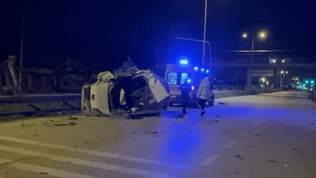 Tıra çarptıktan sonra takla atan hafif ticari araçtaki 1 kişi öldü, 1 kişi yaralandı