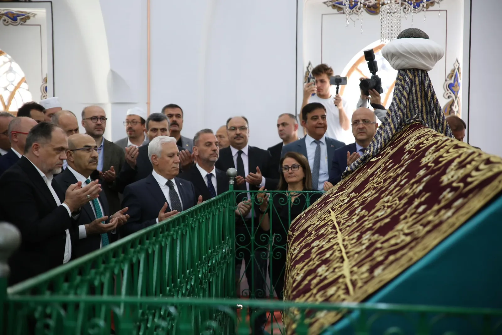 6 asırlık türbenin ‘puşide örtüsü’ yenilendi