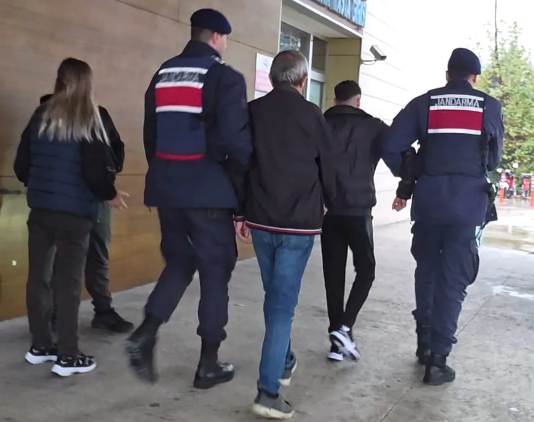 Aranan şahıslar operasyonla yakalandı