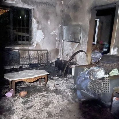 Evini ateşe verip kendini bıçakladı