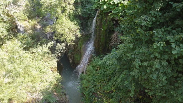 İnegöllüler serinlemek için 'Abadiye Şelalesi'ne koştu