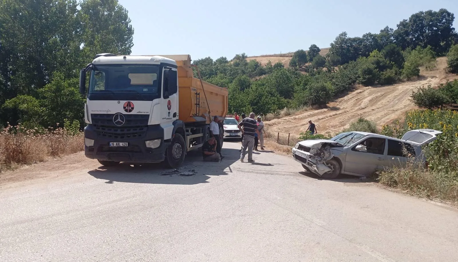 Hafriyat kamyonu ile otomobil kafa kafaya çarpıştı