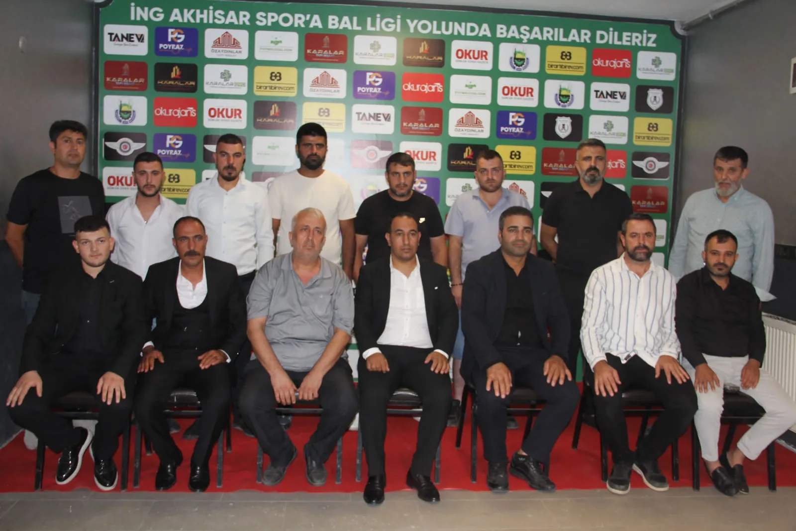 Akhisar Spor'da Menderes Acar güven tazleyerek yeniden başkan oldu