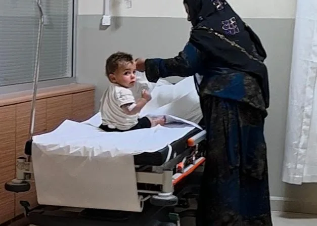 Çamaşır suyu içtiği sanılan bebek, gülücüklerle hastaneden ayrıldı