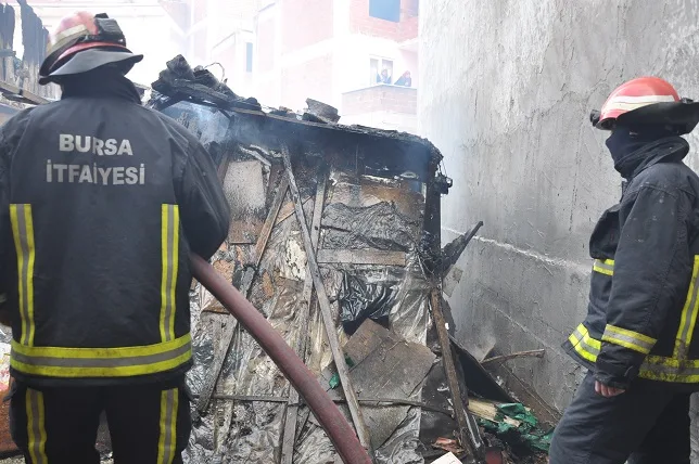 Metruk bina yangını mahalleliyi sokağa döktü