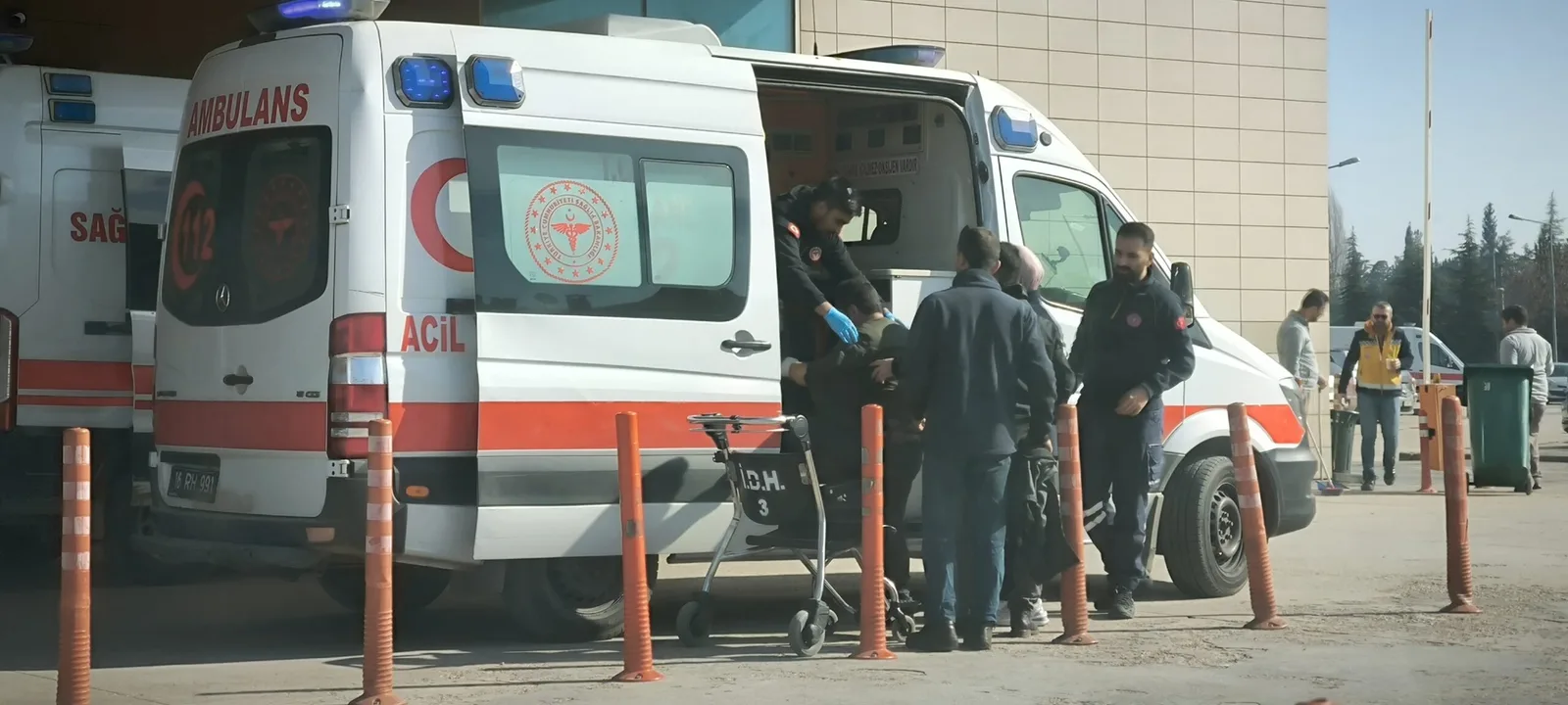Makineye elini kaptırdı