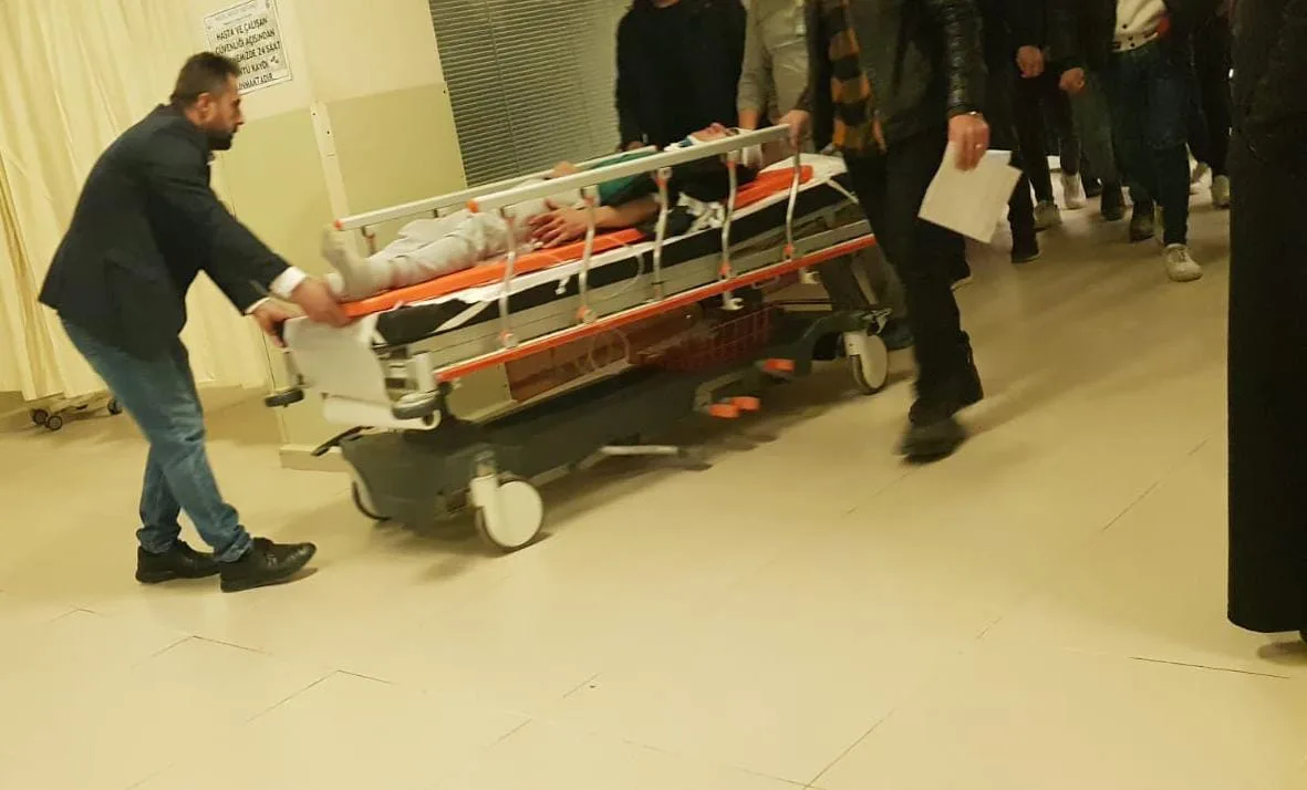 Halk otobüsünden inen gence otomobil çarptı