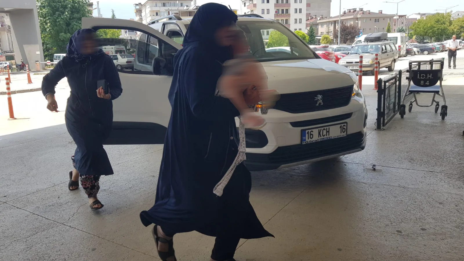 Parmakları ezilen bebek tedavi altına alındı