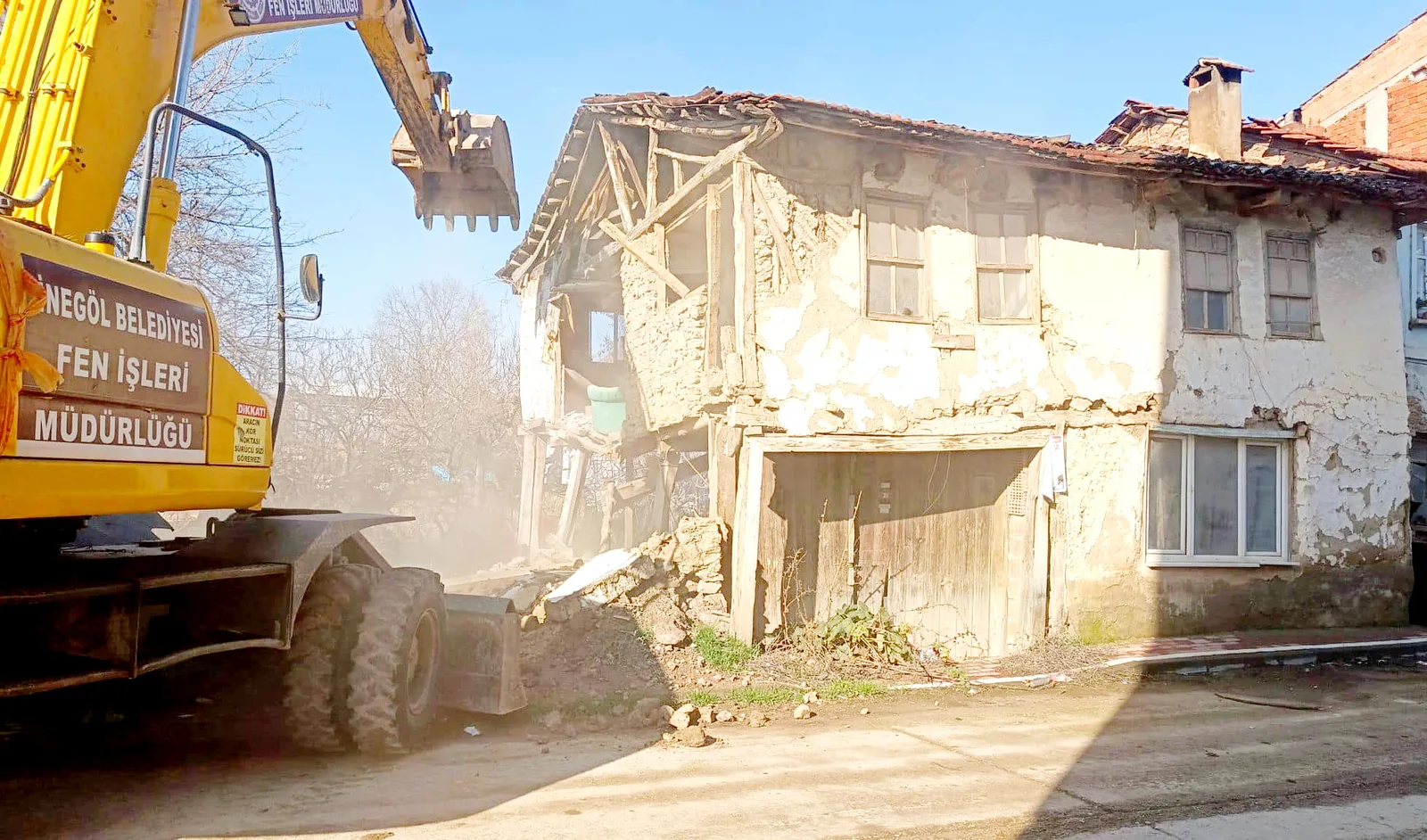 İnegöl’de metruk binaların yıkımı sürüyor