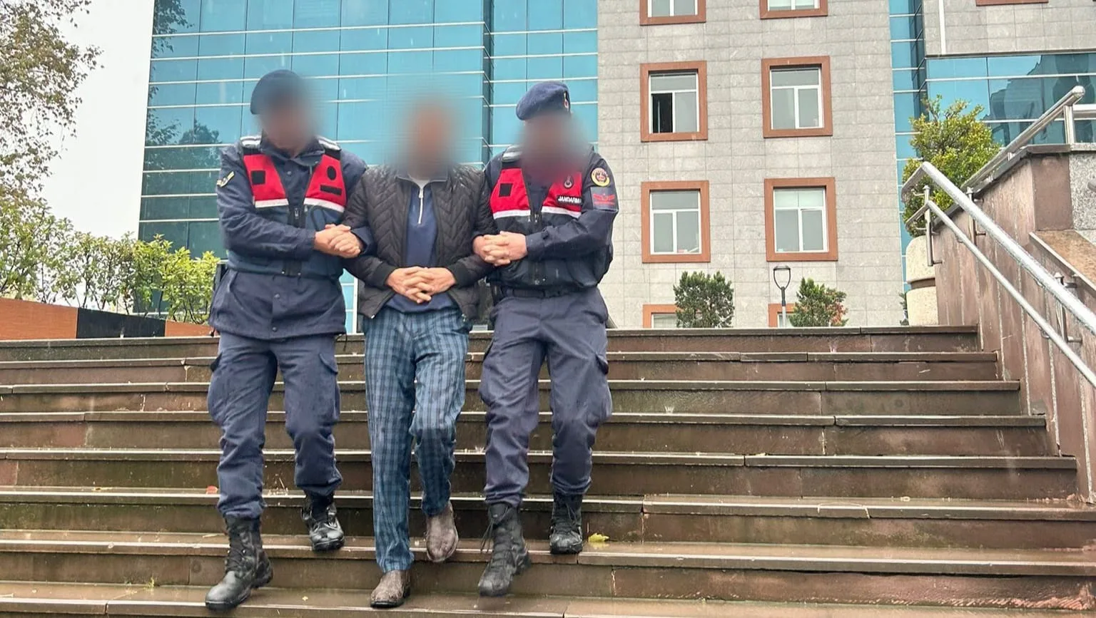 Atatürk’e hakaretten gözaltına alındı