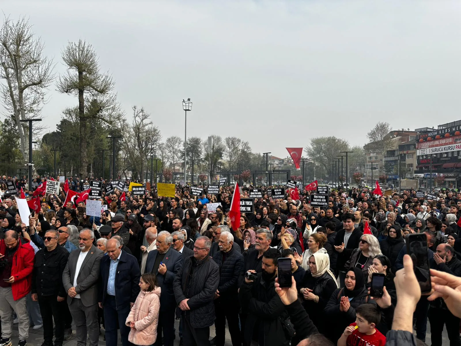 İnegöl CHP, çocukların ölümünü Bakan Tekin’e bağladı