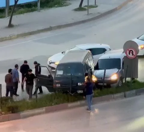 Panelvan araç ile hafif ticari aracın karıştığı kazada 3 kişi yaralandı