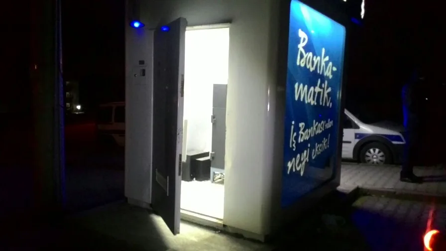 Hırsızlar bankamatiğe dadandı