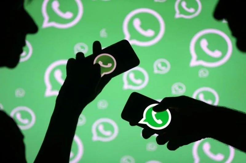 WhatsApp'ın sitesindeki bilgilere göre, uygulamanın kullanıcılarından topladığı bilgiler arasında; hesap bilgileri, mesajlar, bağlantılar, durum bilgisi, işlem ve ödeme verileri, müşteri desteği ve diğer iletişimler, kullanım ve kayıt bilgileri, cihaz ve bağlantı bilgileri, konum bilgileri, çerezler, üçüncü taraftan sağlanan bilgiler yer alıyor. Uygulama elde ettiği bilgileri; hizmetler, emniyet, güvenlik ve bütünlük, Facebook şirketleri hakkındaki iletişimler ve kurumsal iletişimler için kullanıyor. WhatsApp, Facebook tarafından 2014 yılında satın alınmıştı. Facebook, dünyanın en çok kullanılan sosyal medya platformları arasında yer alan Messenger, Facebook ve Instagram'ı da bünyesinde bulunduruyor. Facebook, Cambridge Analytica gibi veri skandallarıyla gündeme gelmiş, kurucusu Mark Zuckerberg ABD'nin ilgili kurumlarına konuyla ilgili ifade vermişti.