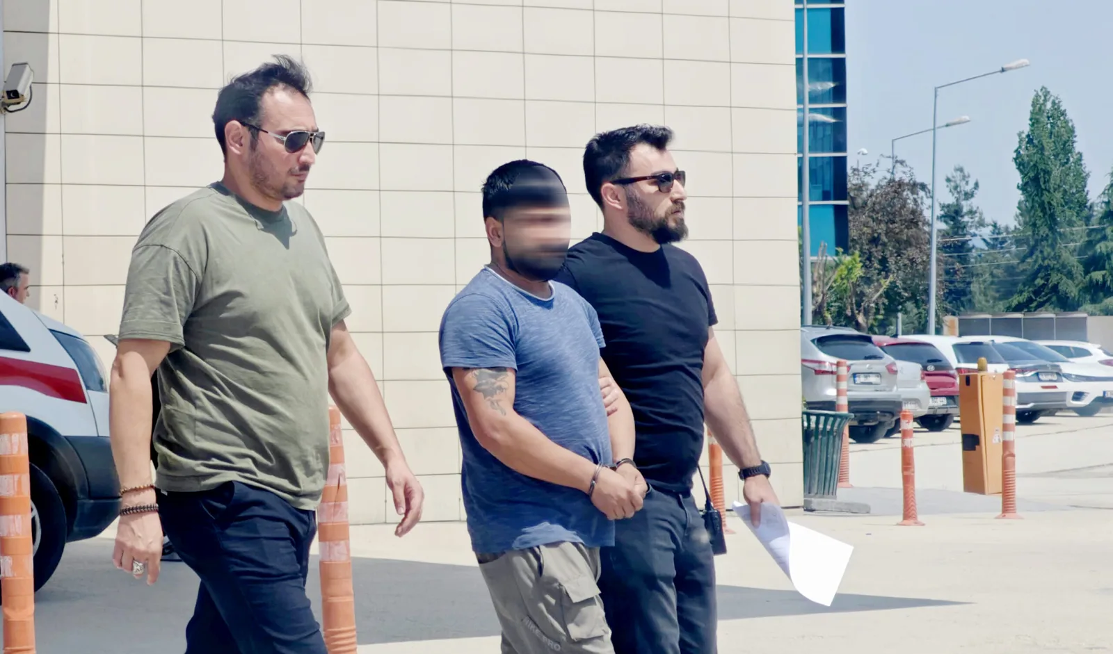 Bıçaklı saldırı bir kişiyi böbreğinden etti