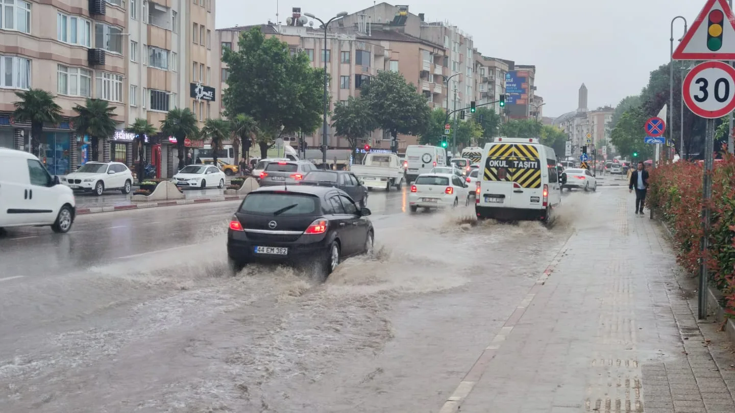 İnegöl'de sağanak yağış ve yıldırım düşmesi korkuttu