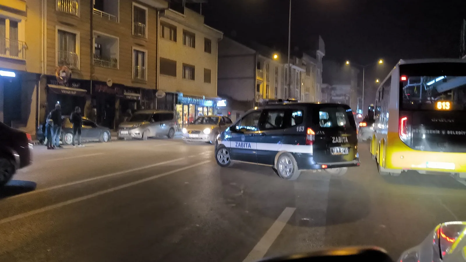 Zabıta aracı ile çarpışan motosikletteki 2 kişi yaralandı