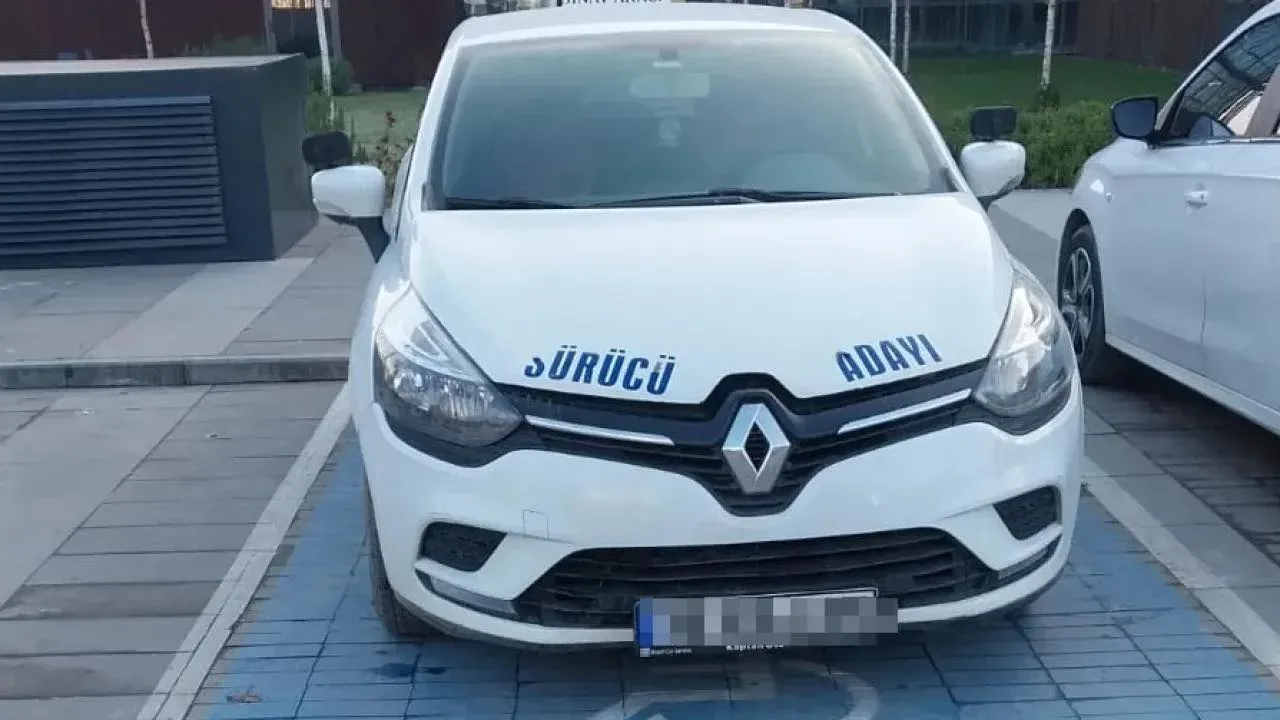 Örnek olması gerekirken ihlal etti, sürücü kursuna engelli parkı cezası